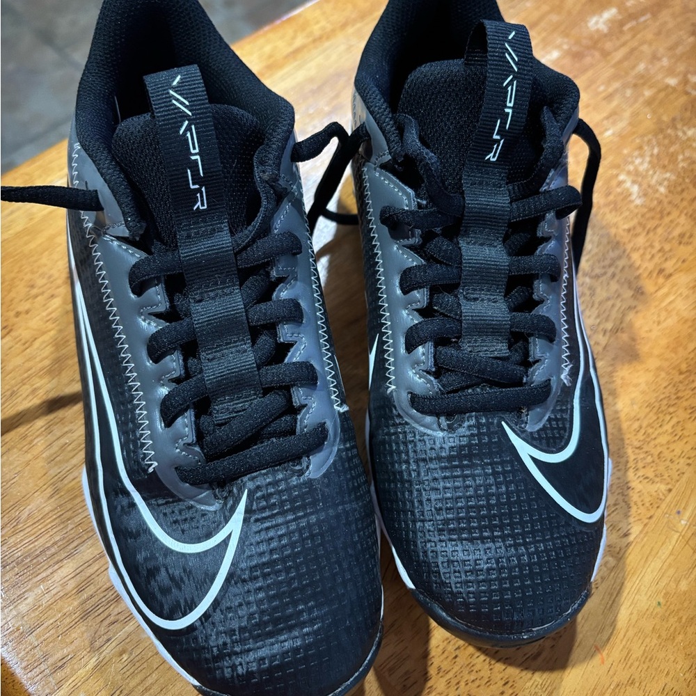 Nike Black and Gray Valor  Fastflex Youth Athletic Shoes